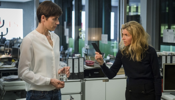 Szene aus "Tödliche Geheimnisse", mit Nina Kunzendorf © ARD Degeto/Stephan Rabold