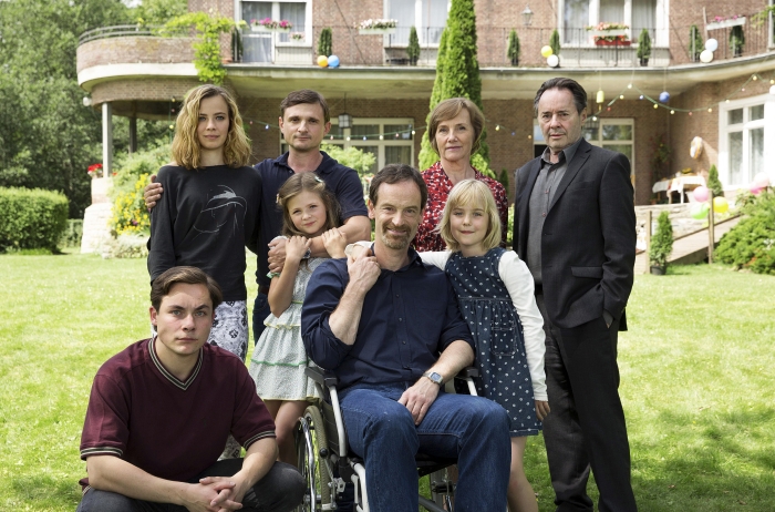 Ensemble der vierten "Weissensee"-Staffel (Jörg Hartmann, Ferdinand Lehmann, Philine Steuer, Florian Lukas, Saskia-Sophie Rosendahl, Ziva-Maria Faske, Ruth Reinecke, Uwe Kockisch © ARD/Frederic Batier